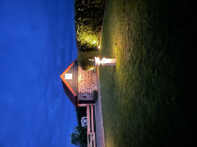 Verlicht tuinhuisje bij avond