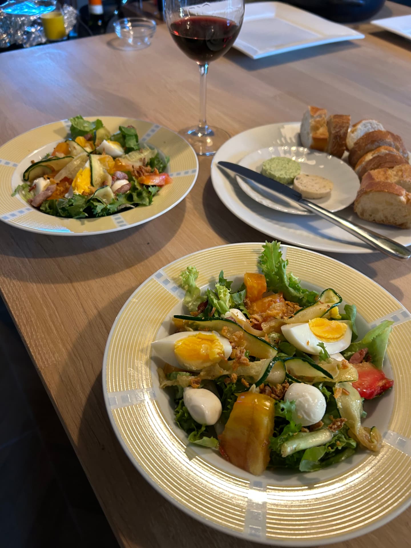 Verse salade met ei, mozzarella, brood en rode wijn
