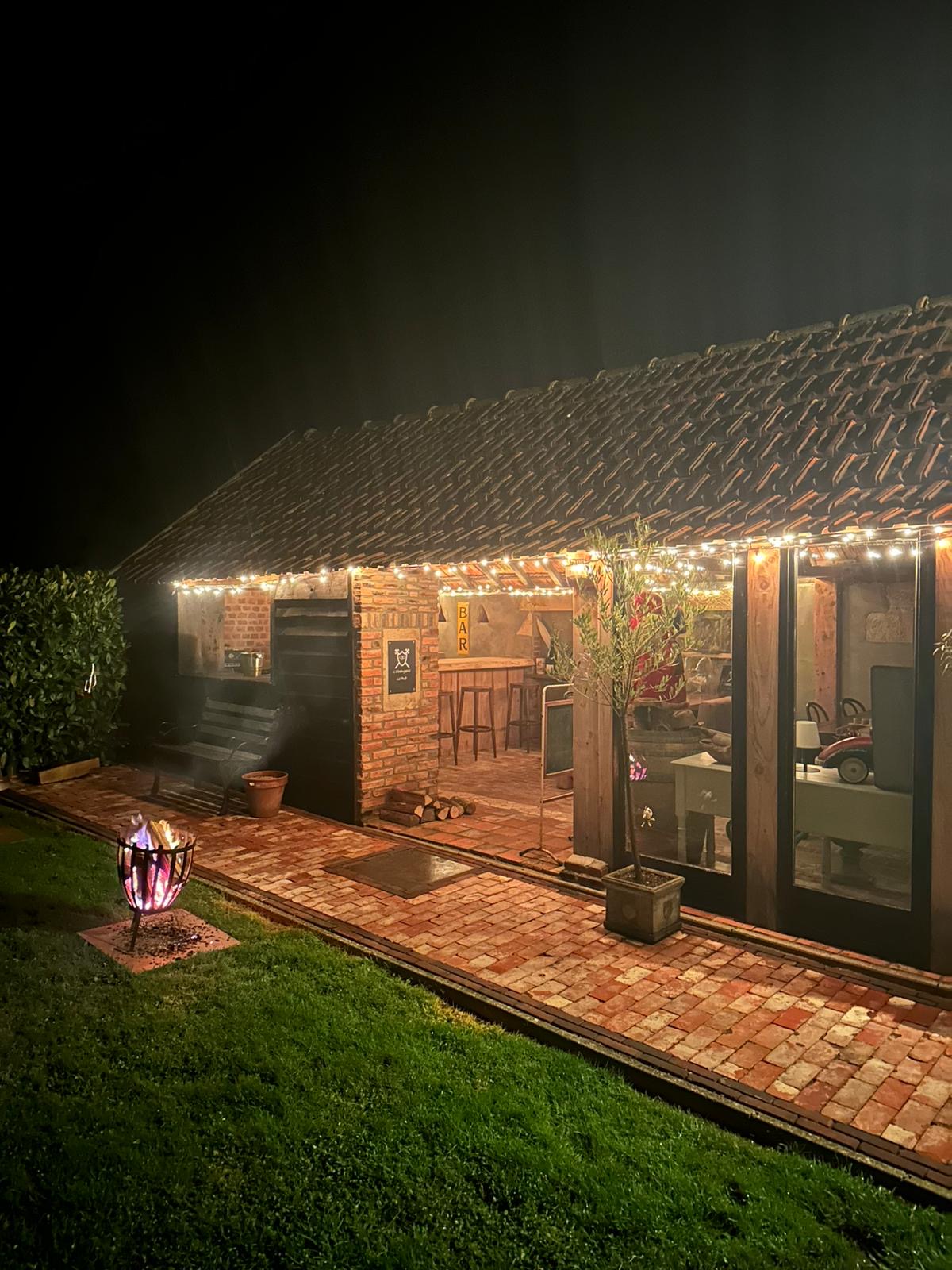 De Orangerie met lichtjes bij nacht