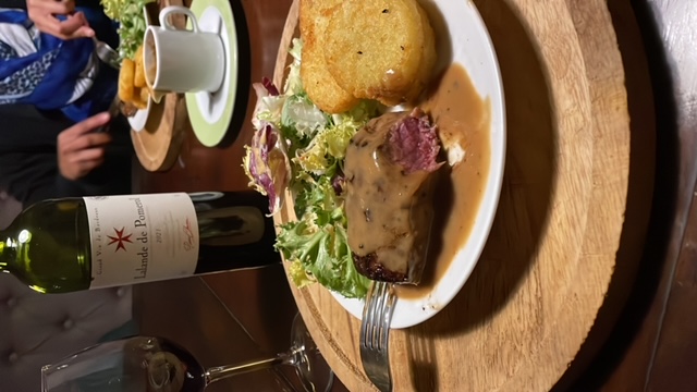 Biefstuk met pepersaus, rösti en een fles Lalande de Pomerol