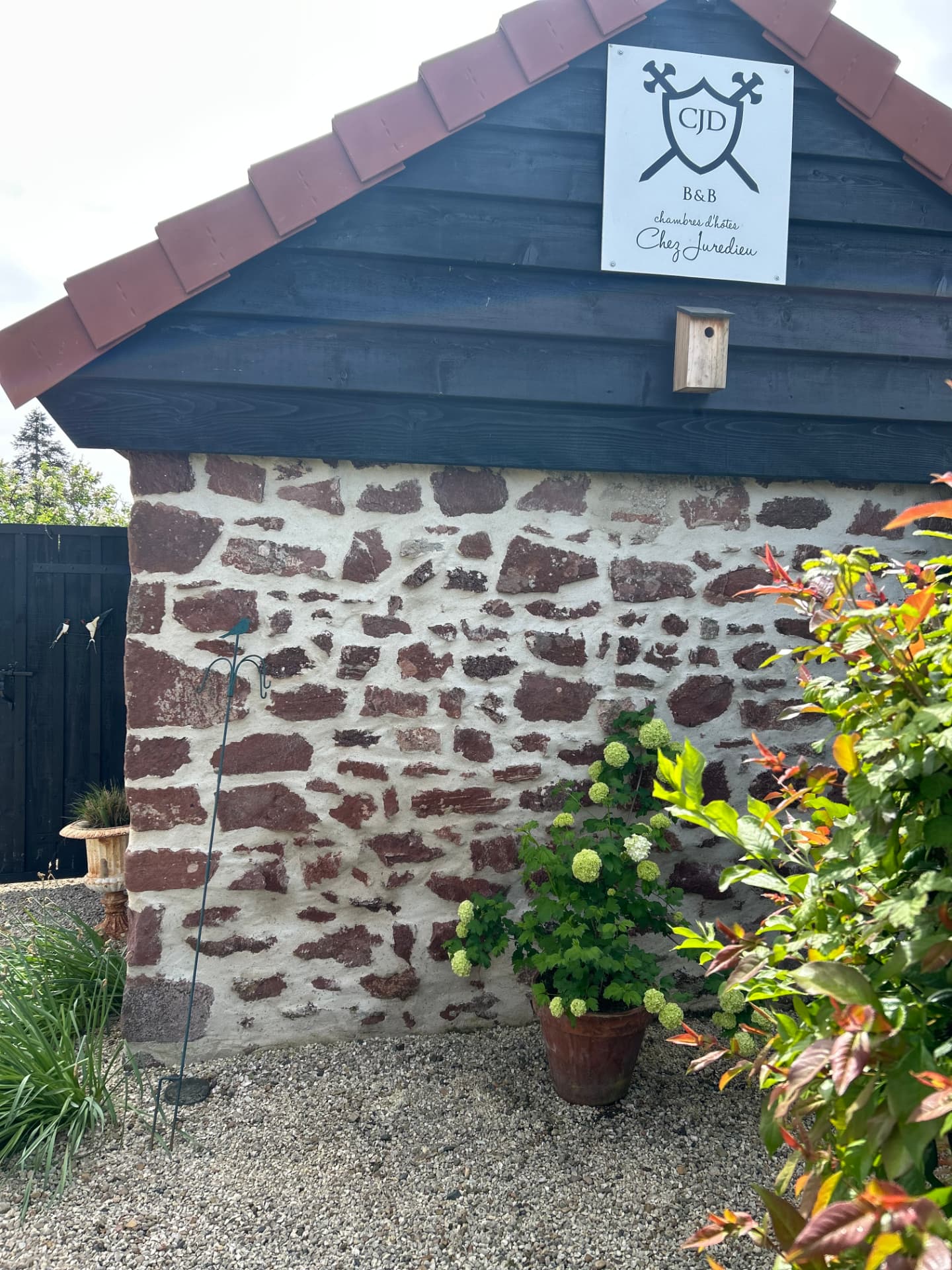 Gevel met het Chez Juredieu-bord