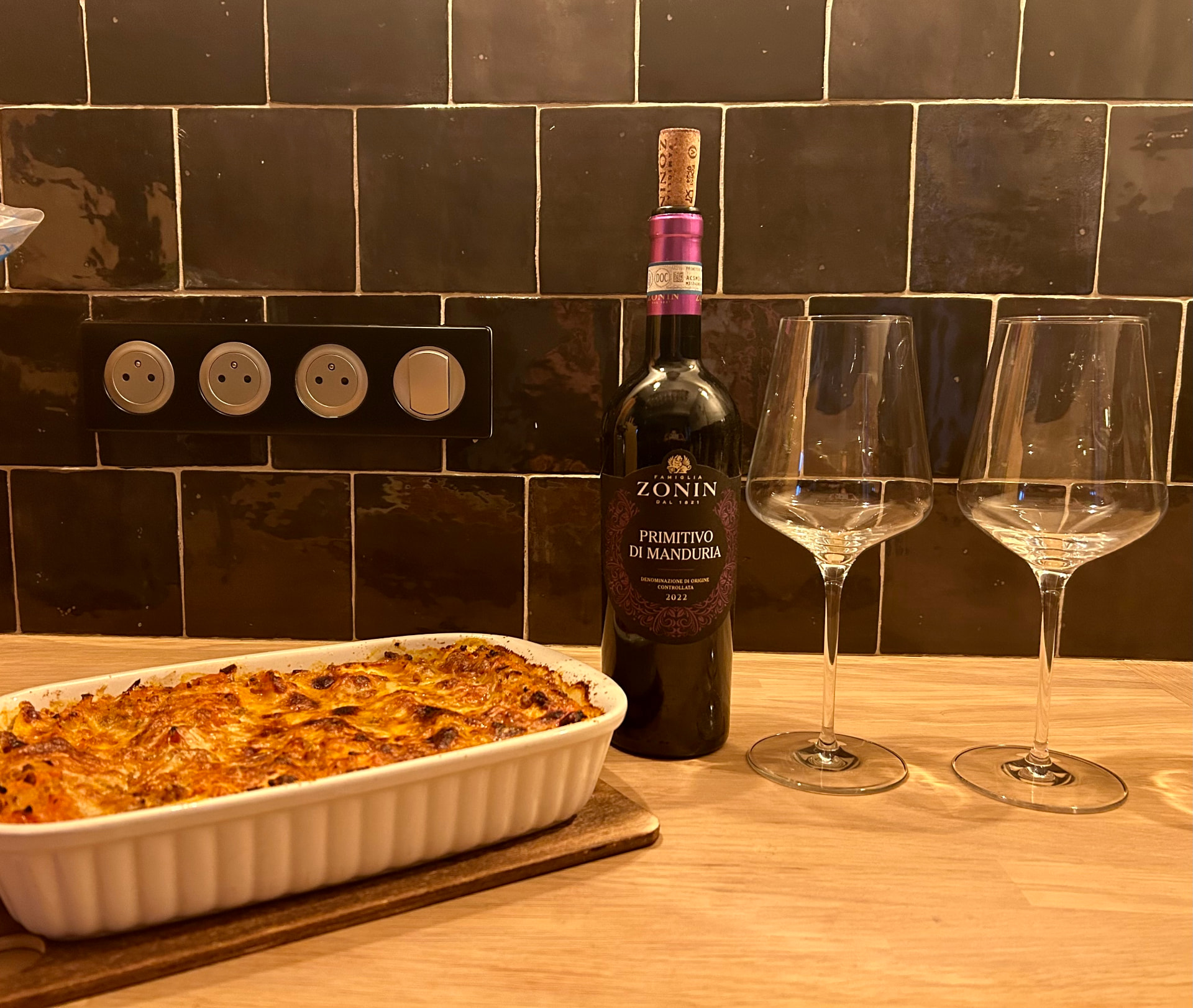 Ovenschotel, wijn en glazen in de keuken van Chez Juredieu